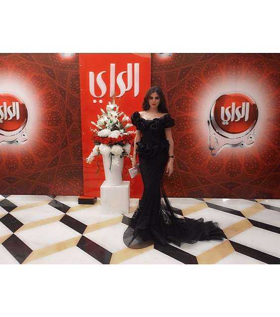 إطلالة راقية وفخمة لمريم حسين في فستان أسود طويل بقصة الحورية