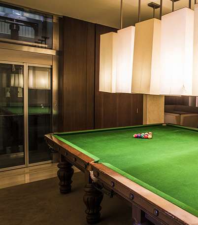 صورة لغرفة تحتوي على طاولة البليار في منزل ايلي صعب في فقرا