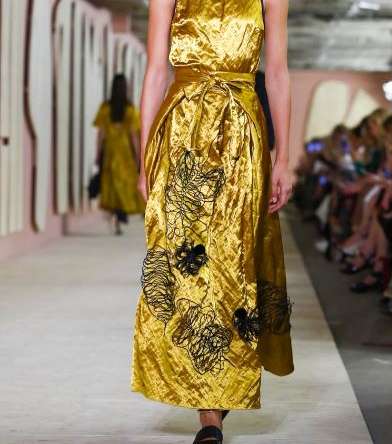 موضة الفستان الميتاليكي باللون الذهبي من روكسندا لصيف 2017