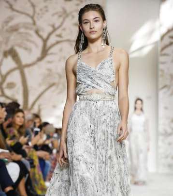 الفستان المطبع بقصة الـ Cut out على البطن من Etro