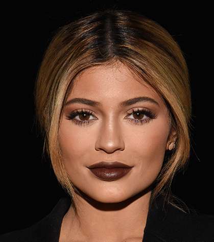 أحمر الشفاه البني مع كايلي جينر