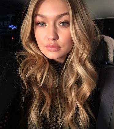 طريقة وضع ظلال العيون البراقة