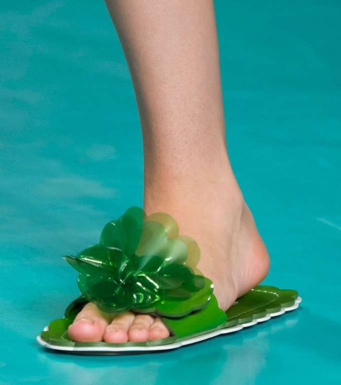حذاء ميو ميو البلاستيكي المسطح لصيف 2017