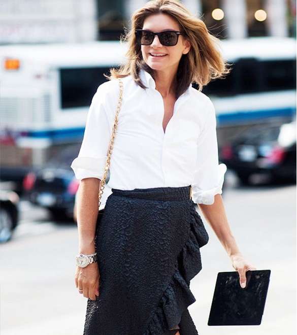 اذا كنت ترتدين التنورة بالكشاكش ضعي القميص تحتها