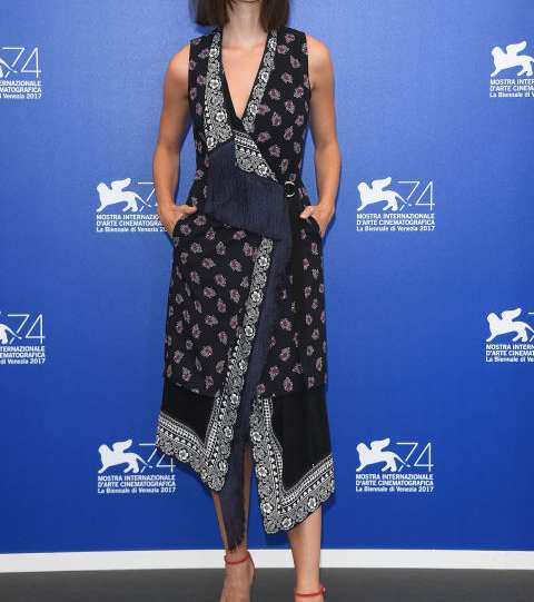ريبيكا هال بفستان مطبع من Altuzarra في مهرجان البندقية السينمائي 2017