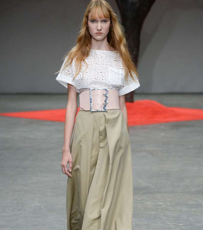 موضة الحزام العريض والتوب القصيرة بالاكمام الواسعة من Osman لصيف 2016