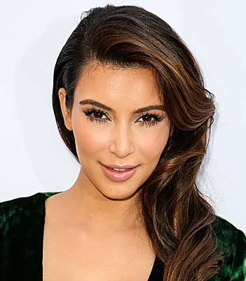 كيم بتسريحة الكتف الواحد