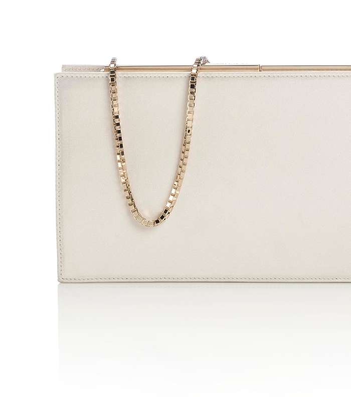 حقيبة بيضاء كلاسيكيّة في أحدث مجموعات جيمي شو العرائسيّة