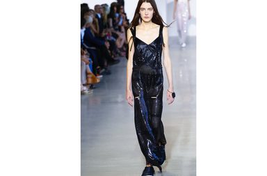 موضة الفستان الجلدي الماكسي من كالفن كلاين لصيف 2016