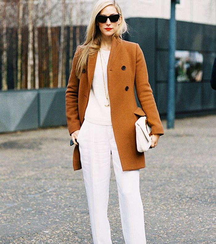 اختاري لشتاء 2015 المعطف بلون البيج مع الملابس بلون الابيض