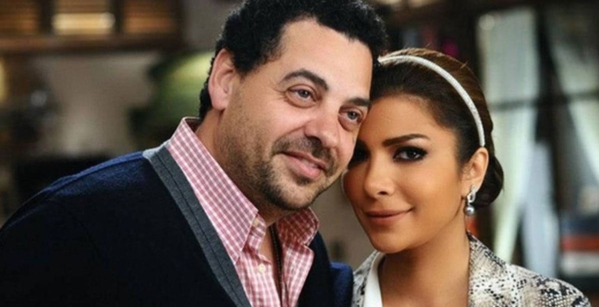 مشهدٌ لا نراه الا في الافلام... أصالة تشعل الانترنت بقبلتها الحارة لزوجها!