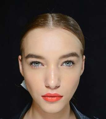 Angelo Marani  وأحمر الشفاه البرتقالي