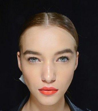 Angelo Marani  وأحمر الشفاه البرتقالي