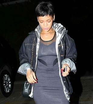 تميّزي بموضة الـ Hoodie على طريقة Rihanna