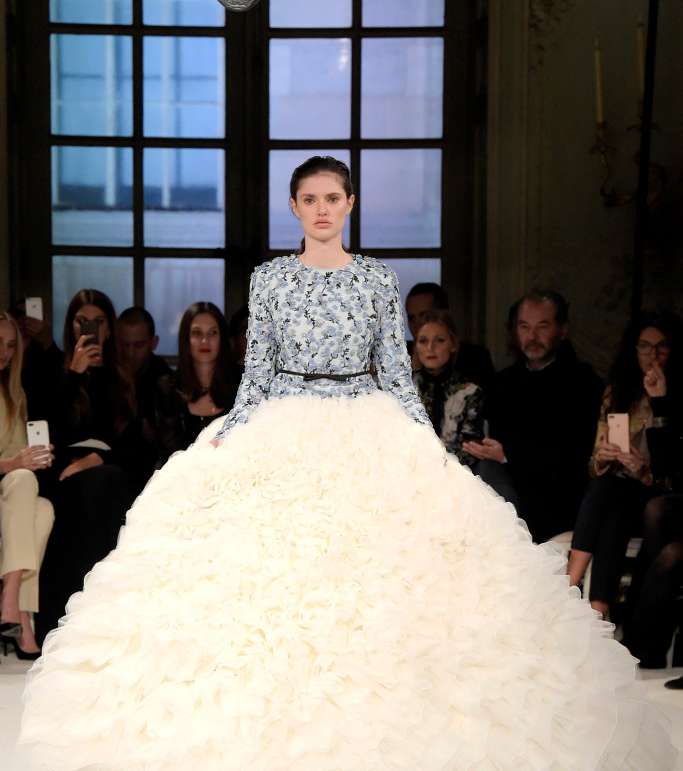 التنورة المنفوخة والسترة الملوّنة مع Giambattista Valli