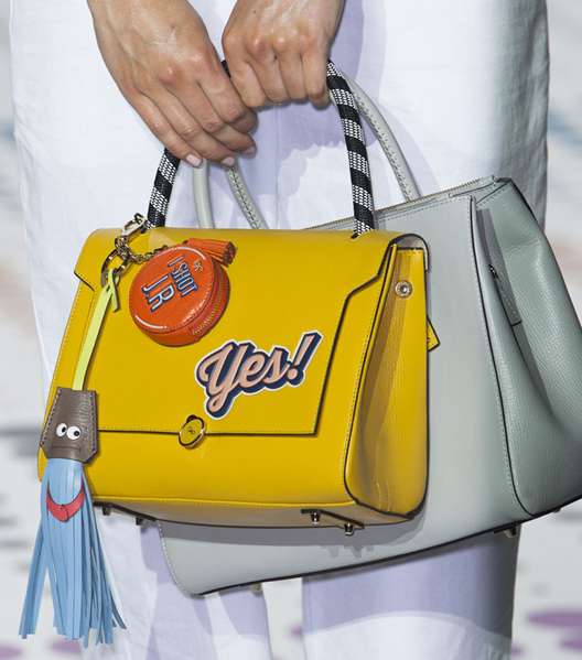 اعتمدي موضة ارتداء الحقيبتين كما رايناها في عرض ازياء انيا هيندمارش