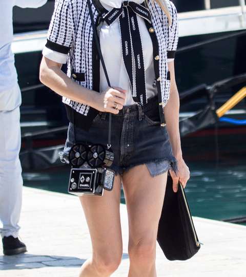 كلوي سيفيني بموضة الشورت القصير مع التوب الكلاسيكية وسترة CHANEL في كان