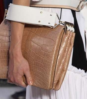 طريقة جديدة في حمل الحقيبة لربيع 2012