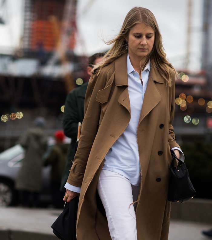 موضة الاطلالة المنسقة باللون ذاته اي الابيض مع الـ Trench coat من شوارع نيويورك