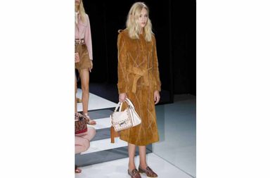 معطف السويدي بقصة معطف الترنش من تودز لصيف 2017