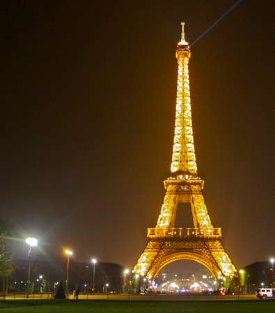 قومي بزيارة باريس مدينة الأنوار والجمال