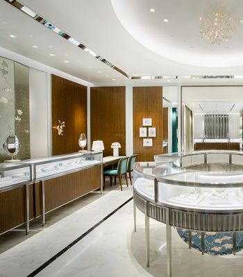 صالة عرض مجوهرات Tiffany & Co الراقية في دبي