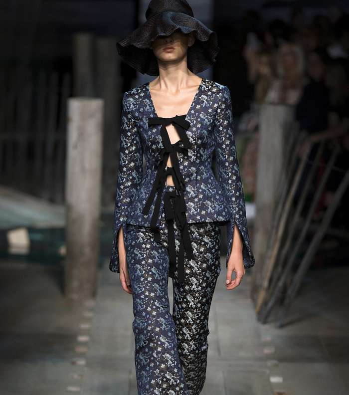 موضة السروال المطرز باسلوب الباروك مع السترة بقصة الـ Cut out بالتقشة ذاتها من Erdem لصيف 2017