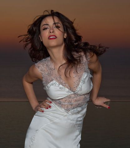 من مجموعة كارولين صيقلي لفساتين الزفاف اخترنا لكِ هذا الفستان الناعم