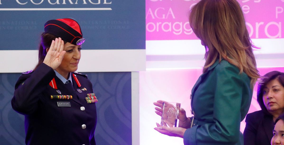 فيديو يظهر ميلانيا ترامب تسلم جائزة الشجاعة لامرأتين عربيتين