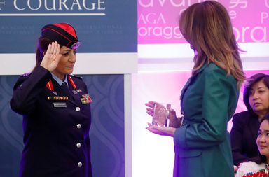 فيديو يظهر ميلانيا ترامب تسلم جائزة الشجاعة لامرأتين عربيتين