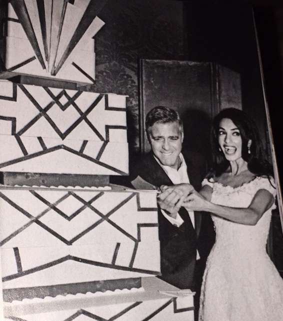 كعكة مربعّة ضخمة الحجم في حفل زفاف أمل علم الدين وجورج كلوني