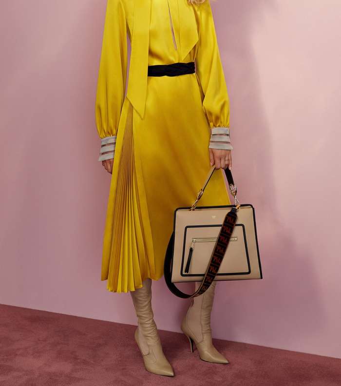 الفستان الحريري المنسدل والمثني على جانب واحد مع حزام على الخصر وعقد التشوكر من اللؤلؤ من فندي Resort 2018