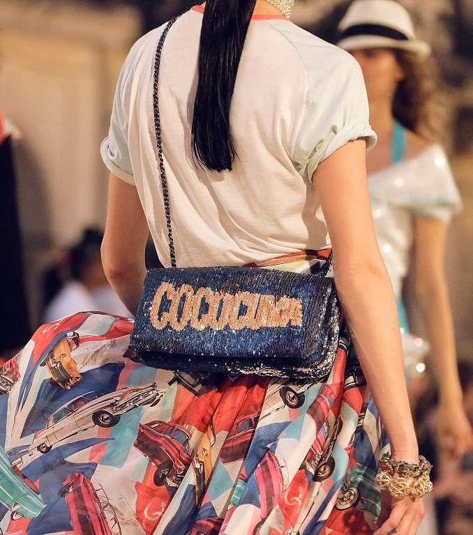 حقيبة CHANEL الجينز المطبعة بالكتابات من مجموعة الكروز 2017