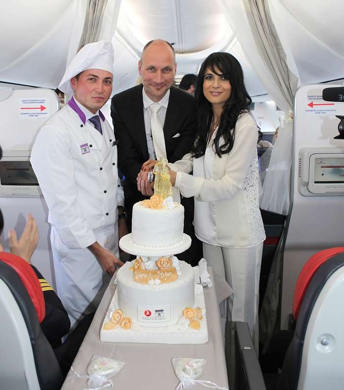 أثناء قطع العروسين لقالب الحلوى على متن الخطوط الجوية التركية