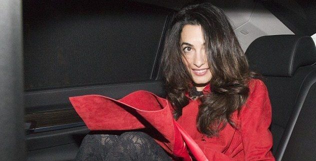 أمل علم الدين بفستان قصير