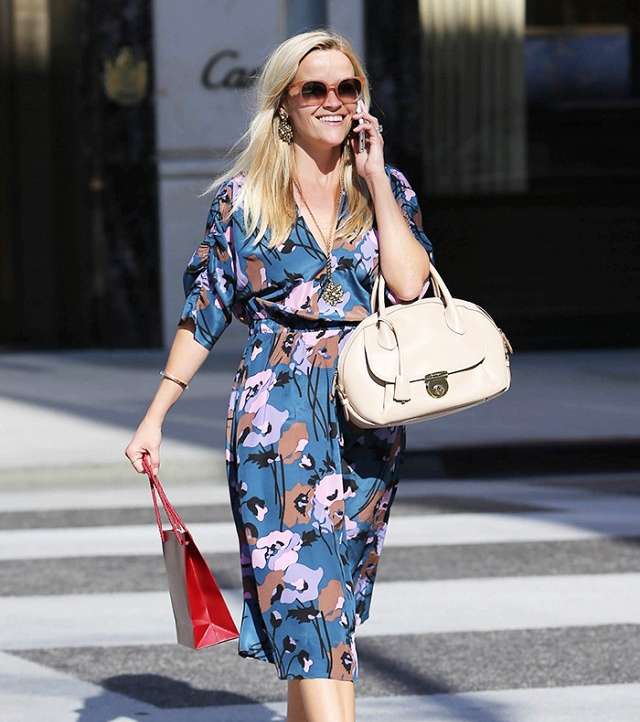 اختاري الياقة على شكل V اذا كنت قصيرة القامة