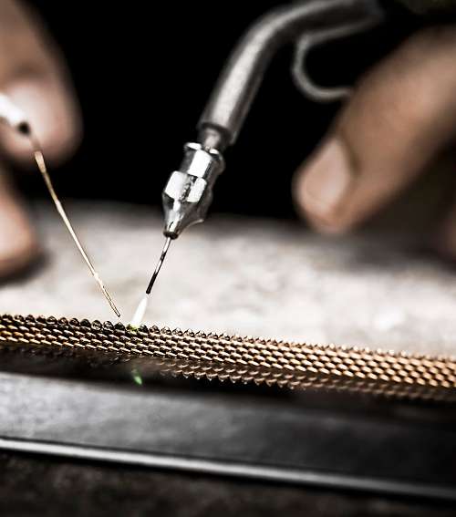 تعرفي على مراحل تصنيع  ساعة  La D de Dior Satine