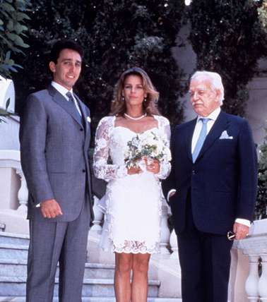 الأميرة ستيفاني إلى جانب والدها الأمير رينيه وزوجها الذي كان يعمل مرافقاً لها 