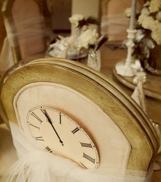 حتى الكرسي يمكن أن يذكّر بساعة الصفر مع ساعة في الوسط وموسلين ناعم