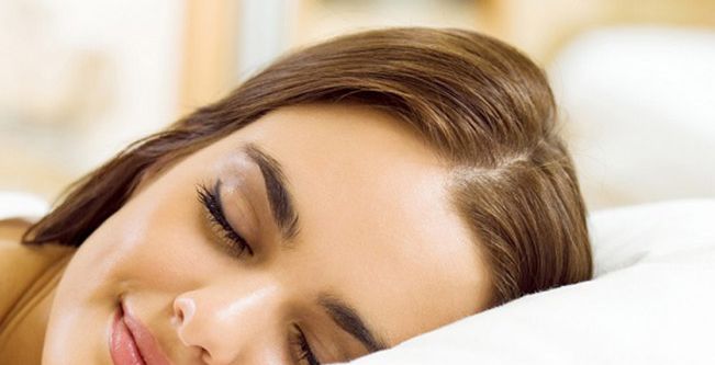 مخاطر النوم بالماكياج على البشرة 