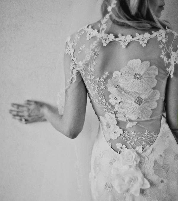 ظهر فستان الزفاف مطبّع بنقوش الورود 
