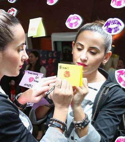 تقبيل قطعة من الورق اللاصق لترك بصمة 