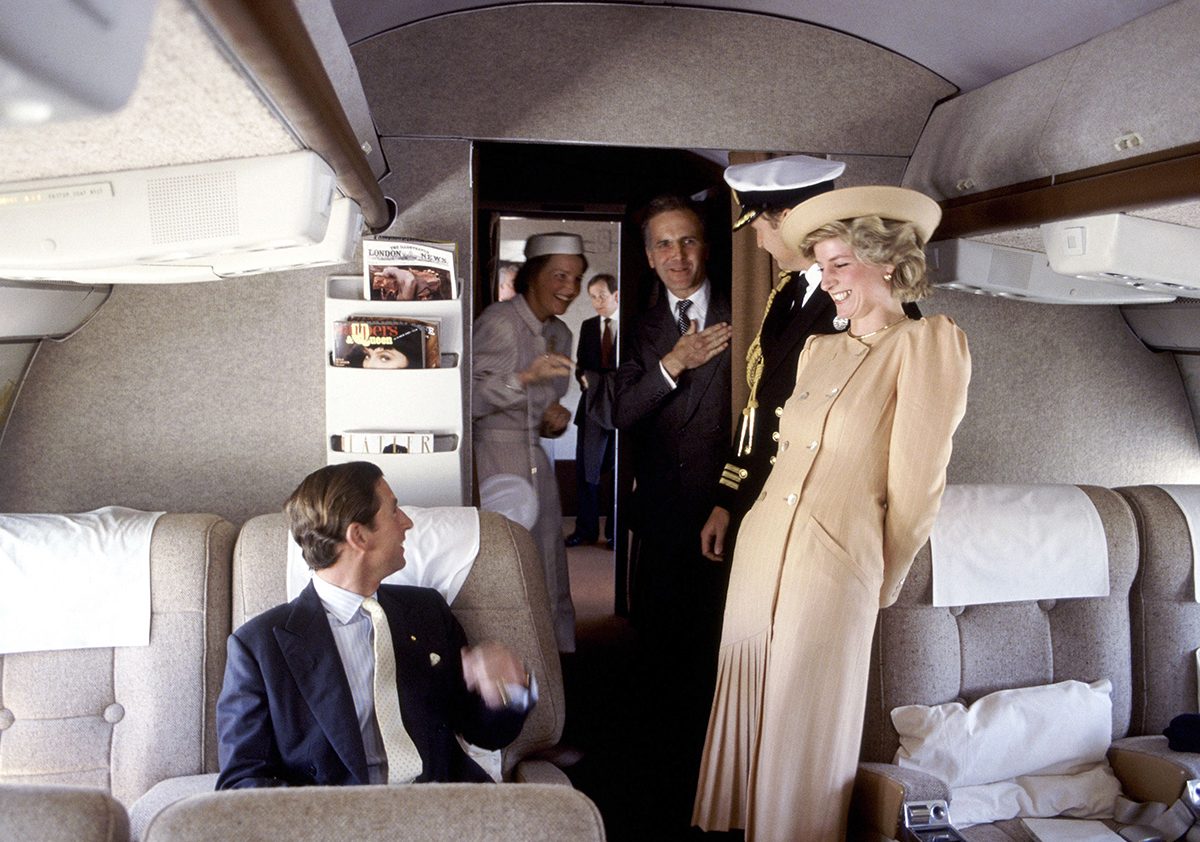 الأميرة ديانا مع الأمير ويليام على متن الطائرة