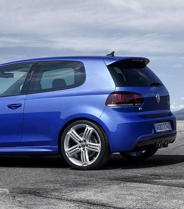 2011 Volkswagen GolfGTI سيارة تجمع بين VW و Jetta