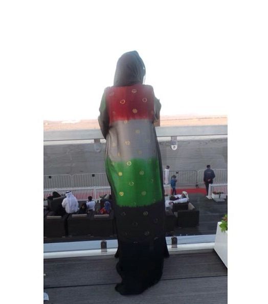  علم الإمارات يزيّن ظهر الفستان