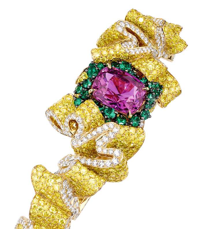 سوار مميز وماسي من ديور باسم Pli Plat من مجموعة Soie Dior