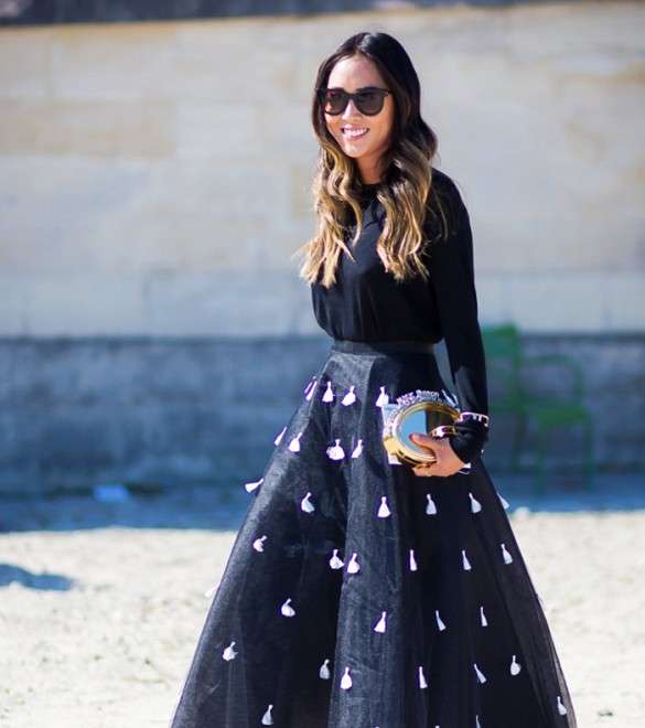 أضيفي لمسة مميزة على اطلالتك من خلال ارتداء تنورة ماكسي ملفتة