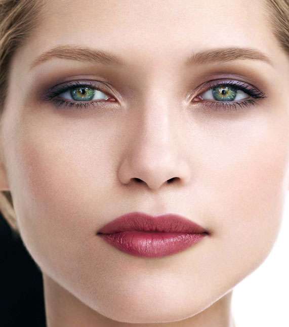 مكياج عيون ناعم مقابل أحمر شفاه قويّ