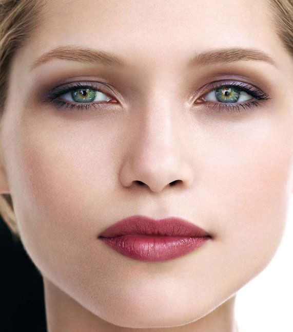 مكياج عيون ناعم مقابل أحمر شفاه قويّ