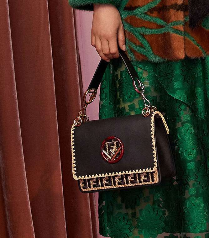 حقيبة فندي الكلاسيكية بمسكة يد صغيرة ومطبعة بشعار العلامة باسلوب الـ Flap Bag
